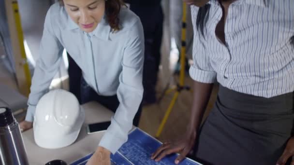 architecte dans la planification d'une réunion avec un client 