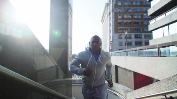 Homme qui court dans un environnement urbain — Video