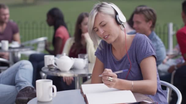 Vrouw die naar muziek luistert — Stockvideo