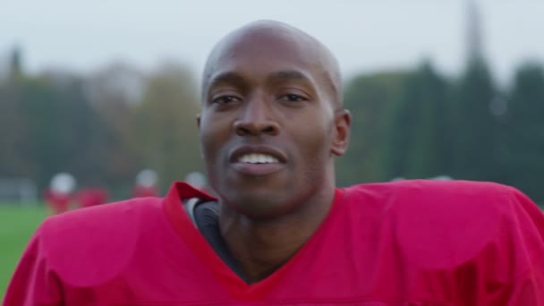 Jogador de futebol colocando no capacete — Vídeo de Stock