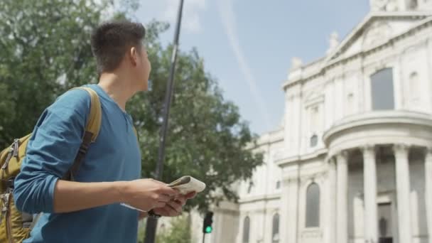 Turista com mapa de turismo Londres — Vídeo de Stock