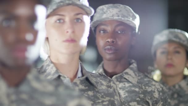 Female soldiers standing to attention — Stock Video