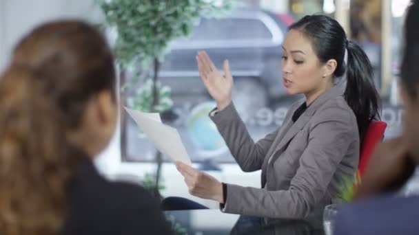 Lady boss gives the rest of her team — Stock Video