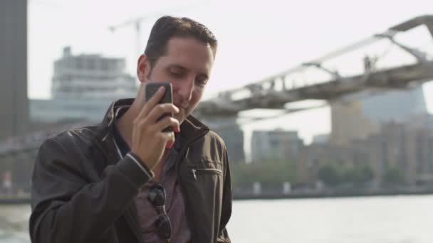 Чоловік робить телефонний дзвінок — стокове відео