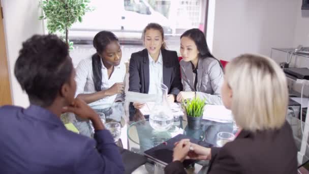 Empresárias apertar as mãos em um negócio — Vídeo de Stock