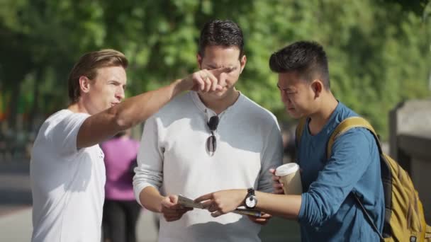 Homme marchant loin de la gare — Video