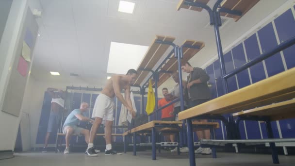 Sport játékos egyre változott-a kulcsra zárható szekrény szoba — Stock videók