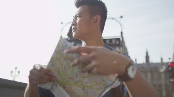 Человек смотрит на карту Лондона — стоковое видео