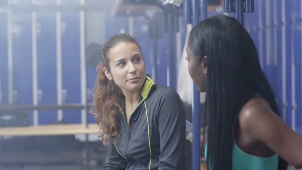 Women chatting in locker room — Stock Video