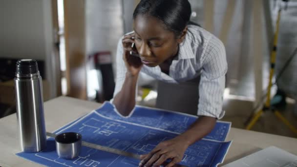 Architecte femme parlant au téléphone — Video