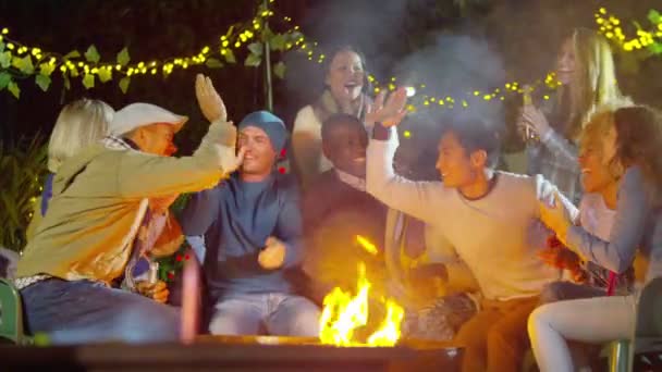 Amigos socializando na frente de fogo aberto — Vídeo de Stock