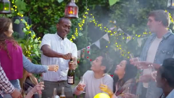 One man pours champagne for group — Stock Video