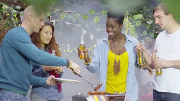 Amis avoir du plaisir à barbecue en plein air — Video