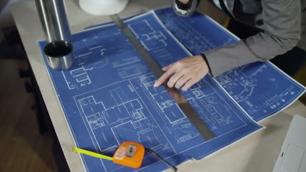 Architecte femme parlant au téléphone 