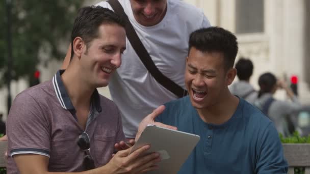 Mężczyzna przyjaciół przy użyciu komputera typu tablet — Wideo stockowe