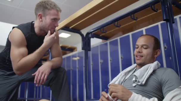 Joueurs sportifs bavarder dans les vestiaires — Video