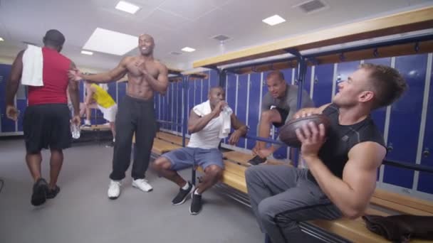 Спортивна команда розмовляє в роздягальні — стокове відео