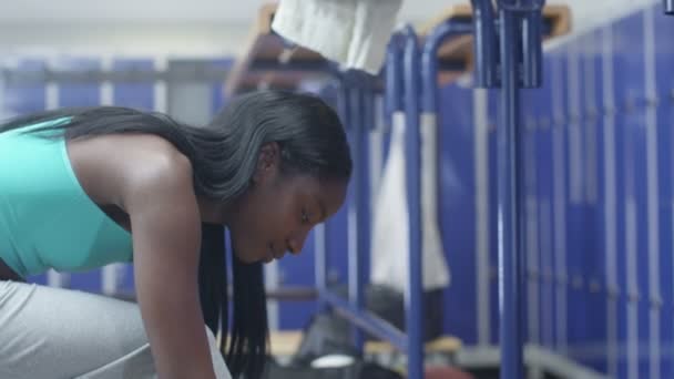 Mujer sonriente en el vestuario del gimnasio — Vídeos de Stock