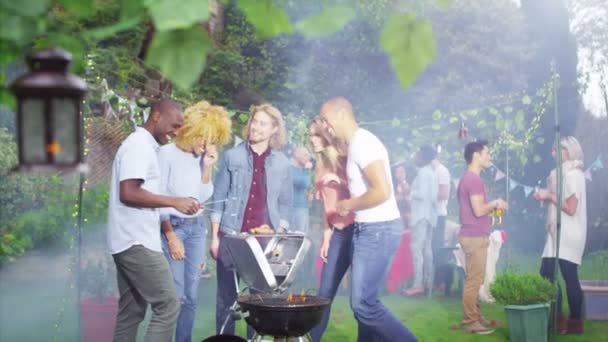 Amis avoir du plaisir à barbecue en plein air — Video
