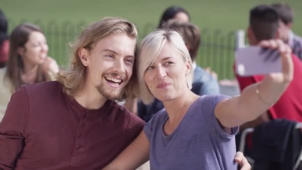 Couple pose to take own picture — Stock Video