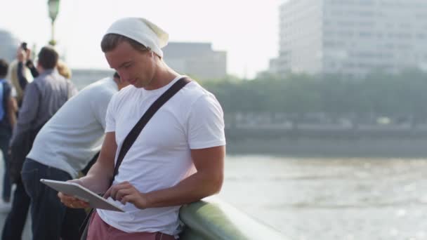 Homme utilisant une tablette informatique — Video