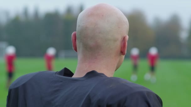 Sonriente jugador de fútbol americano — Vídeo de stock