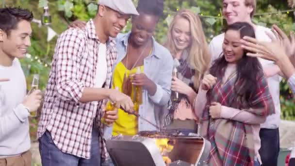 Vrienden verhogen bierflesjes voor een toast — Stockvideo