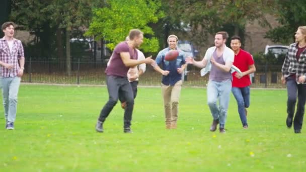 Freunde spielen Rugby — Stockvideo