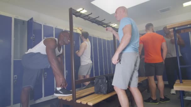 Sportler werden in Umkleidekabine eingewechselt — Stockvideo