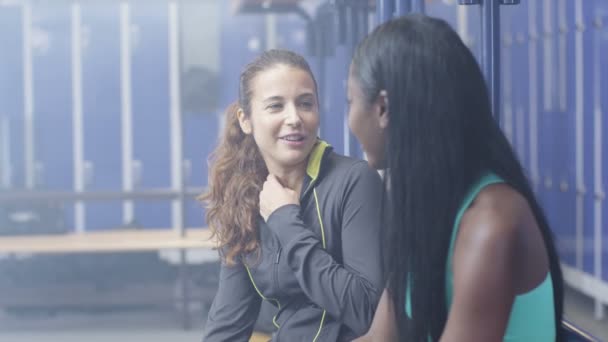 Women chatting in locker room — Stock Video