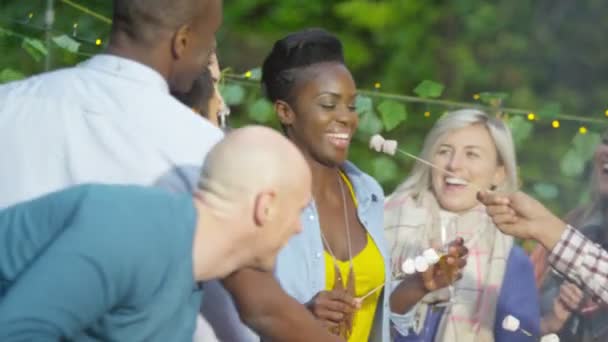 Amigos comendo marshmallows — Vídeo de Stock