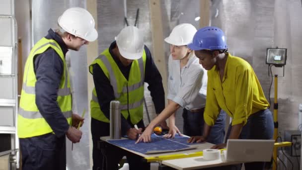 Los ingenieros buscan en los planos — Vídeo de stock