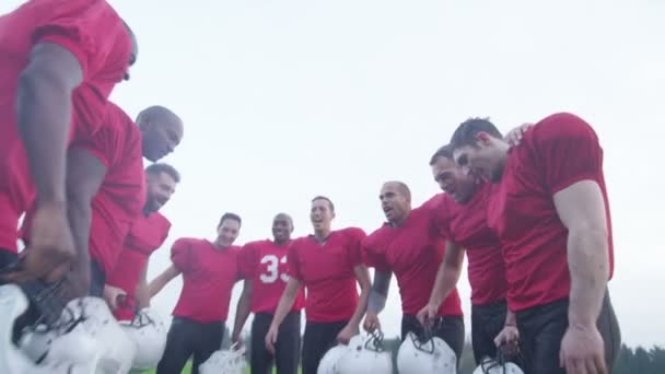 Jugadores de fútbol americano en equipo hablan — Vídeos de Stock