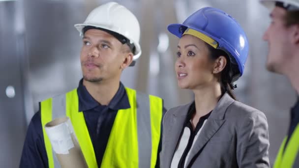 Ingeniero discutiendo temas con colegas — Vídeos de Stock