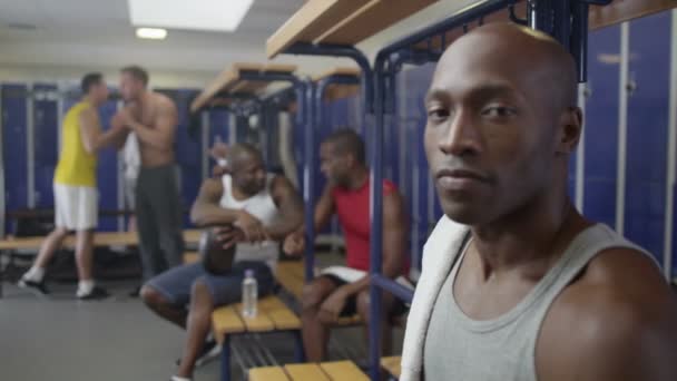 Spor salonu soyunma odasında oturan ciddi adam — Stok video