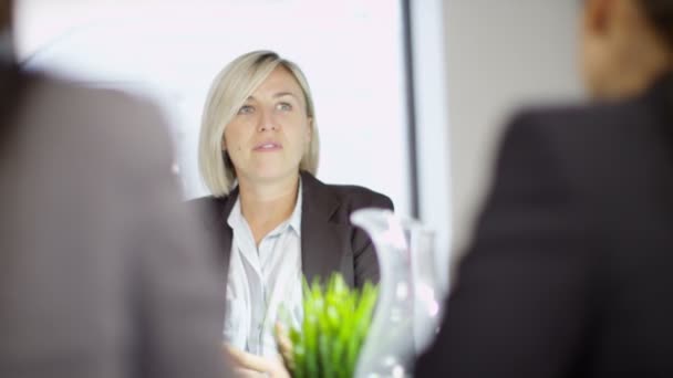 Grupo empresarial discutir ideas en la oficina — Vídeo de stock