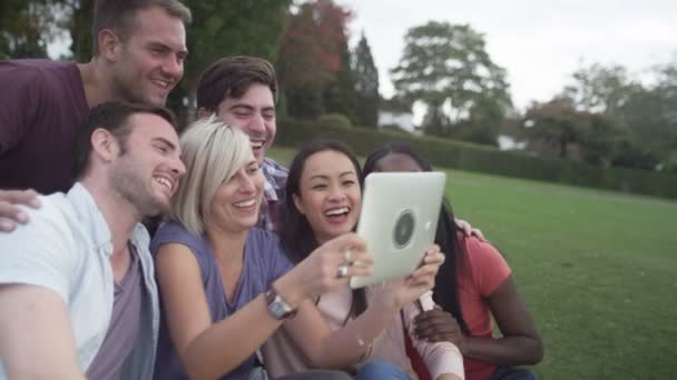 Friends pose for photo with computer tablet — Stock Video