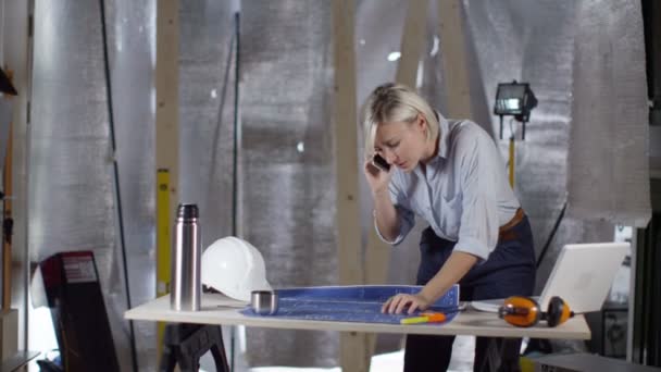 Architecte femme parlant au téléphone 