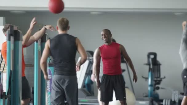 Entraînement des équipes sportives dans la salle de gym — Video