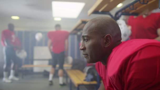 Jugador de fútbol americano en el vestuario del equipo — Vídeos de Stock