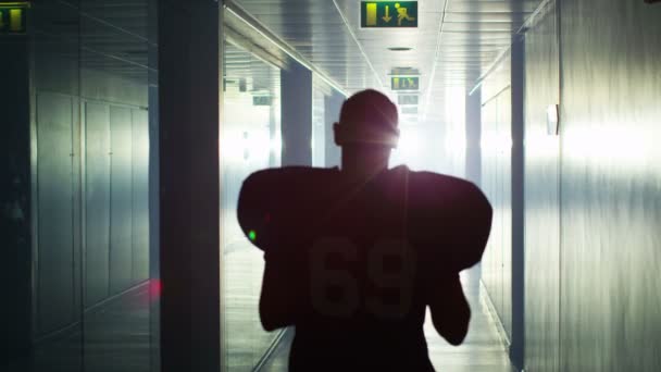 フットボール選手はトンネルを独り歩く — ストック動画