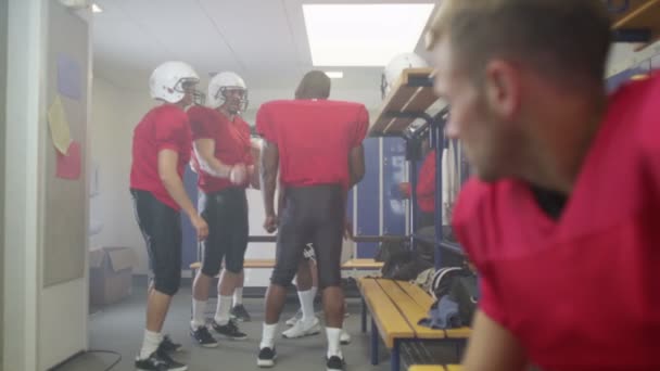 Amerikai labdarúgó csapat öltözőben — Stock videók