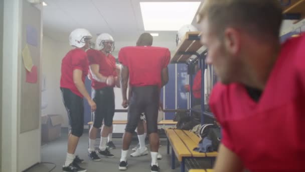 Jogador de futebol americano no vestiário da equipe — Vídeo de Stock