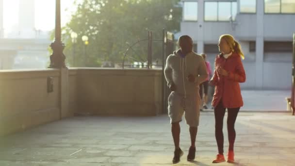 Man en vrouw gaat voor een run — Stockvideo