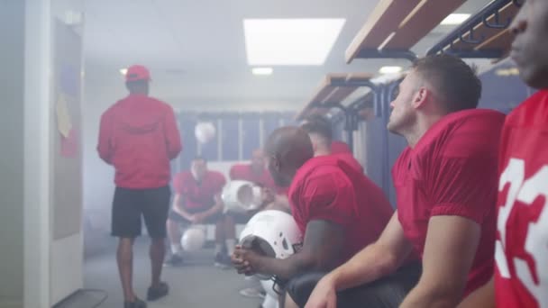 Entrenador dando una charla de equipo a los jugadores — Vídeo de stock