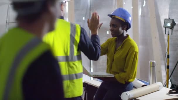 Architecte accueille collègue avec un haut cinq — Video