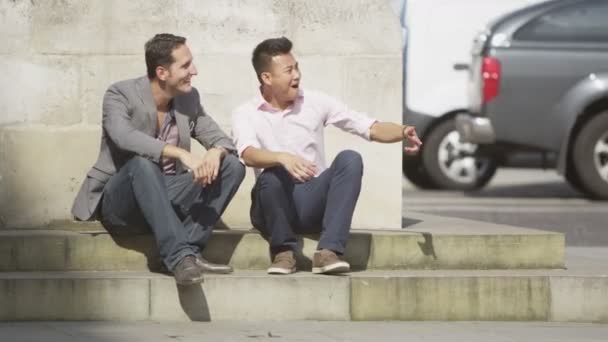 Amigos varones pasando el rato en la ciudad — Vídeos de Stock