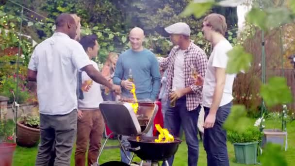 Amis mâles buvant de la bière — Video