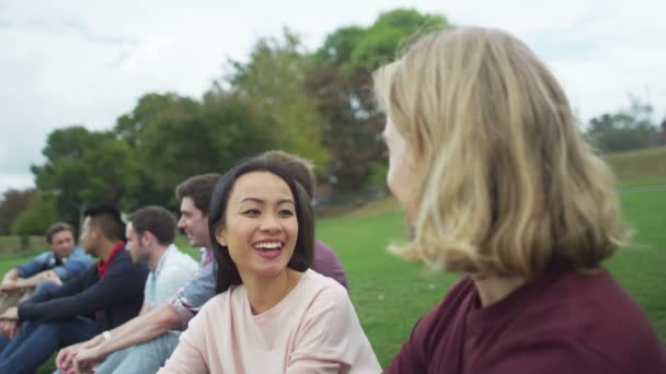 Amigos juntos al aire libre — Vídeos de Stock