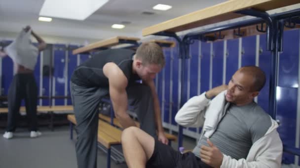 Jugadores deportivos charlando en el vestuario — Vídeo de stock